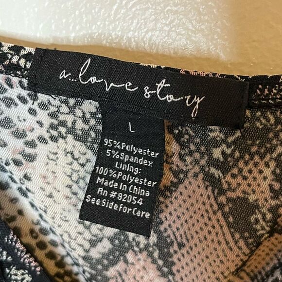 A Love Story Pink Snakeskin Pattern Off Shoulder Top Size Large - Picture 4 of 8